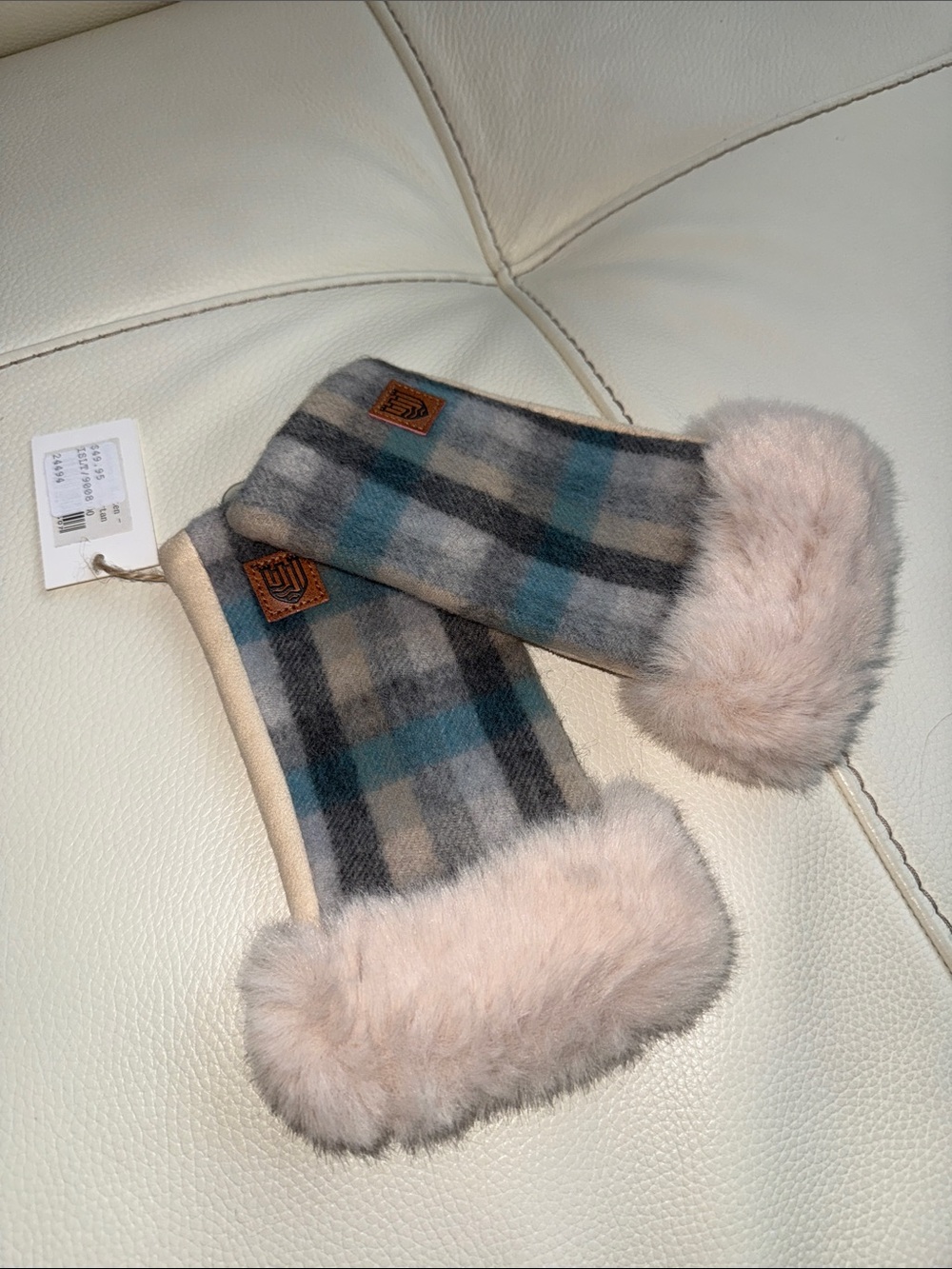 Islander Fingerless Gloves Lambs Wool and Faux Fur (Scotland) - Picture 4 of 13